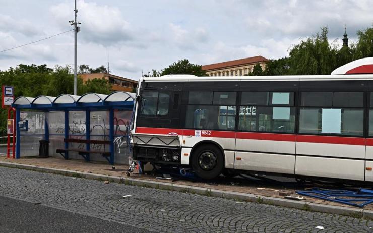 Padlo obvinění! Řidič autobusu, který zavinil smrtelnou nehodu ve Slaném, má na krku zločin