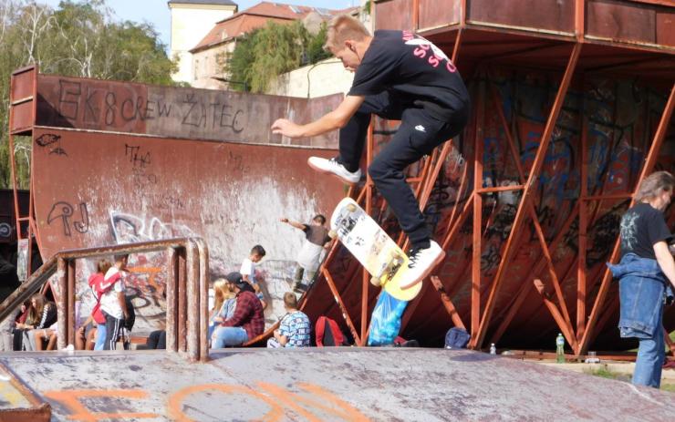 Parkoviště nebo skatepark? V lokalitě pod hradbami bude nakonec obojí