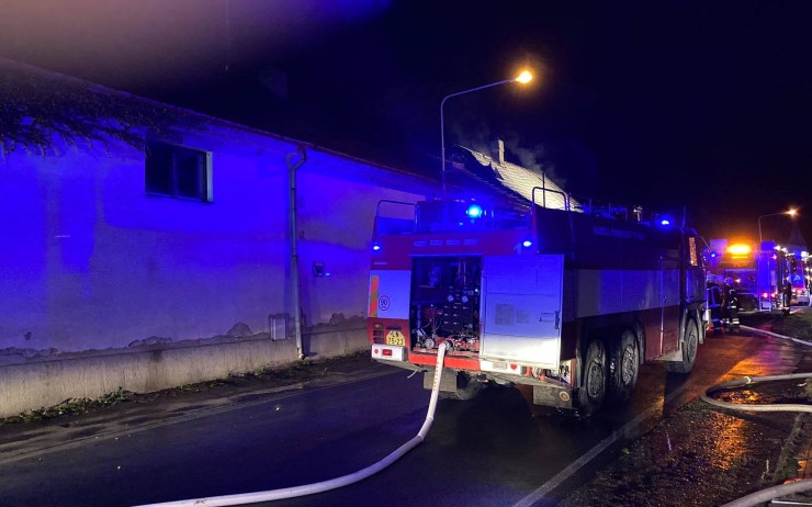 Hasiči z velké části lounského okresu vyjeli v noci k požáru domu v Hříškově