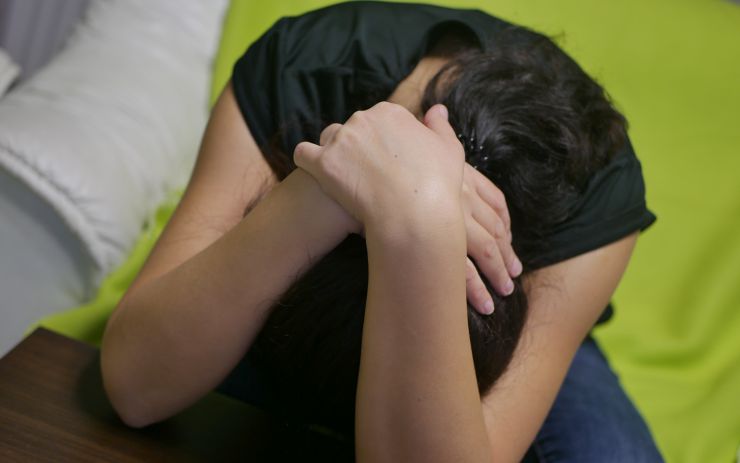Karanténa může rozpoutat domácí násilí v rodinách. Dětem i dospělým pomohou tyto organizace