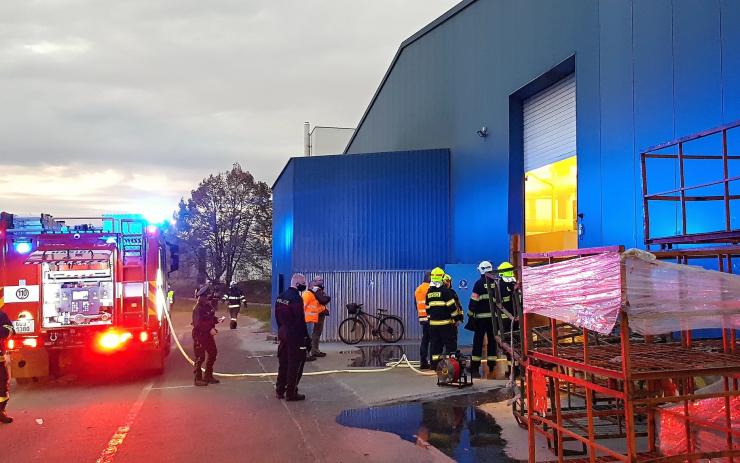 FOTO: Ve výrobním závodě v Žatci hořel lisovací stroj, zasahovaly tři jednotky hasičů