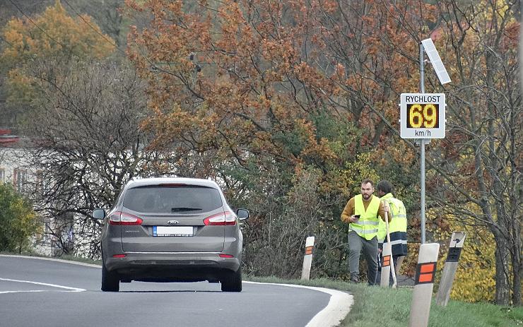 OBRAZEM: Nohu z plynu v Žiželicích! Rychlost řidičů tam nově hlídají radary