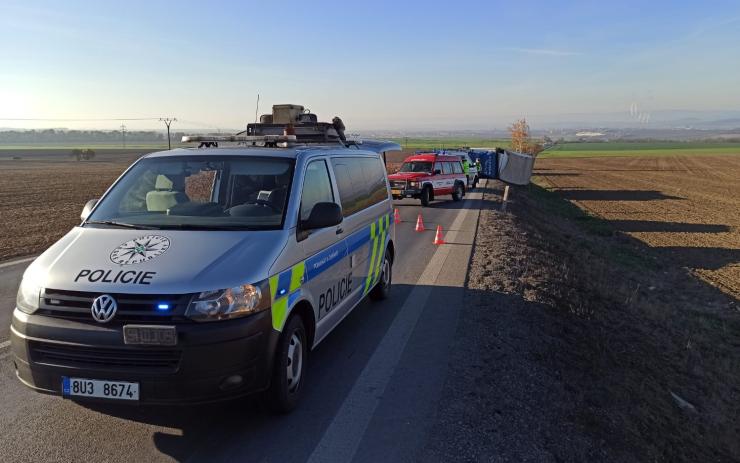 OBRAZEM: Převrácený kamion uzavřel na několik hodin silnici z Loun na Prahu