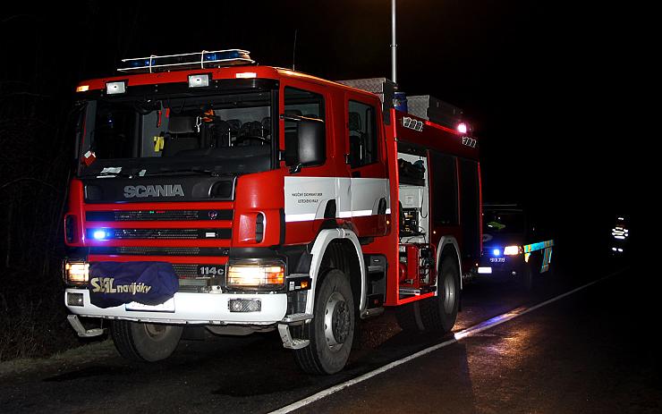Noční poplach v Lounech! Pět hasičských jednotek likvidovalo požár střechy haly firmy v ulici 5. května