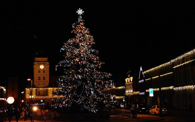 V Žatci začal advent. S vánočním stromem se rozsvítila i výzdoba v centru města