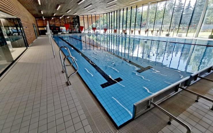 Plavecký bazén v Lounech zůstává vypuštěný. Město tak reaguje na zhoršující se epidemickou situaci
