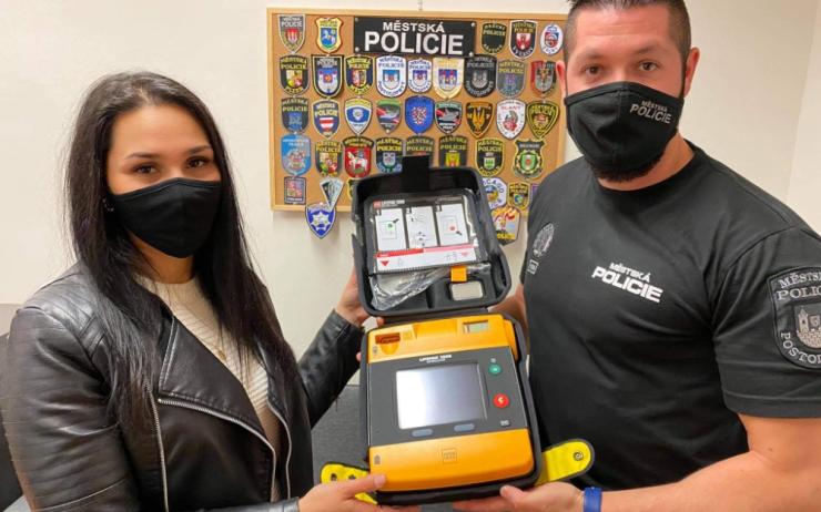 Strážníci v Postoloprtech dostali darem defibrilátor. Může pomoci zachránit život