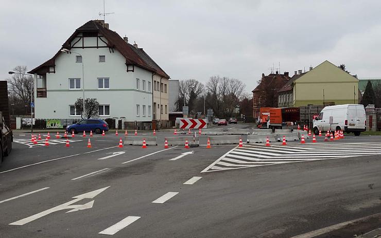 FOTO: Na kritizované křižovatce na průtahu Žatcem vznikl kruhový objezd. Zatím jen dočasně