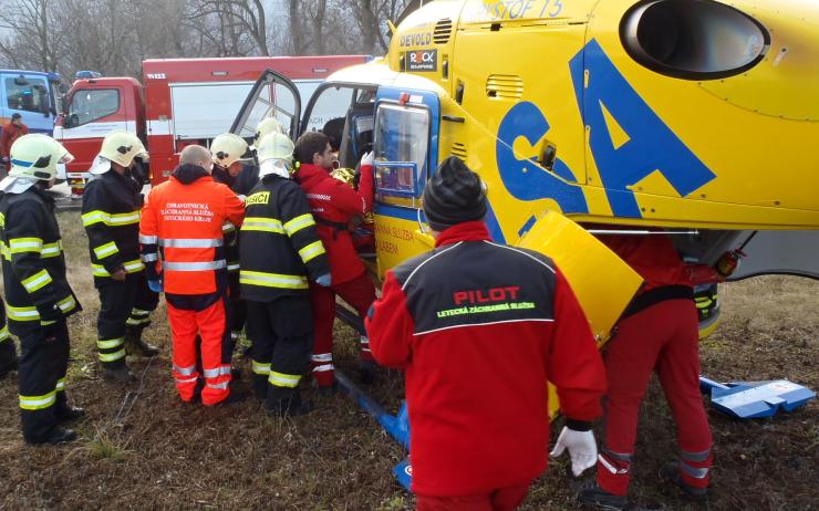 AKTUÁLNĚ: Auto na Žatecku dostalo smyk, skončilo na střeše v poli! Přistával vrtulník