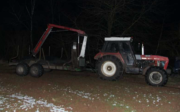 Trojlístek zlodějů ukradl na Klášterecku společnými silami traktor, policisté jej zanedlouho vypátrali