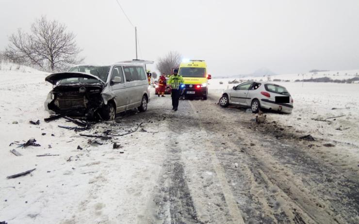OBRAZEM: Při vážné nehodě dvou aut u Libčevsi se zranilo sedm lidí!