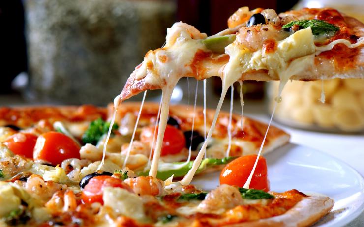 Dnes je Mezinárodní den pizzy. Tipnete si, kterou si nejčastěji objednávají muži a kterou milují ženy?