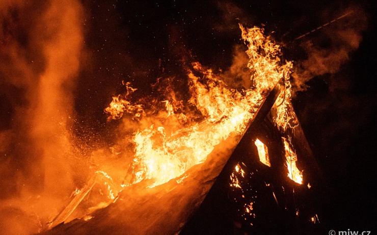 OBRAZEM: Rozsáhlý požár a fatální nehoda! Hasiči mají za sebou tragickou noc