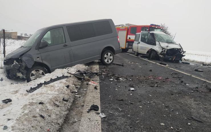 PRÁVĚ TEĎ: Při nehodě dodávek s kamionem v Podsedicích zemřeli dva lidé! Silnice je uzavřena