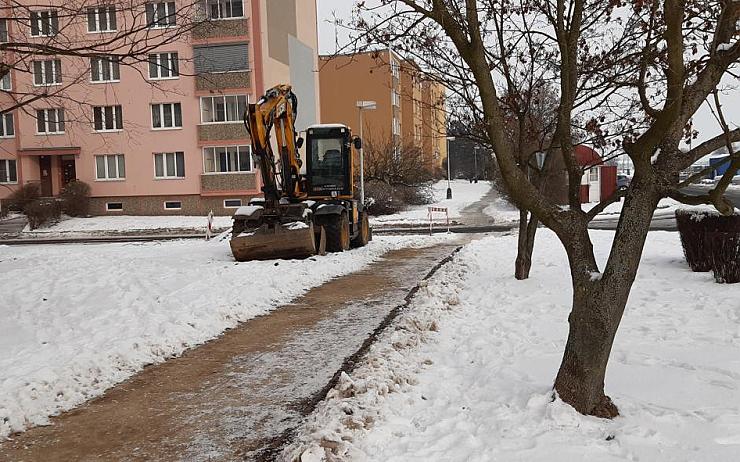 Opravy chodníků na sídlišti Jih v Žatci dokončí město v letošním roce