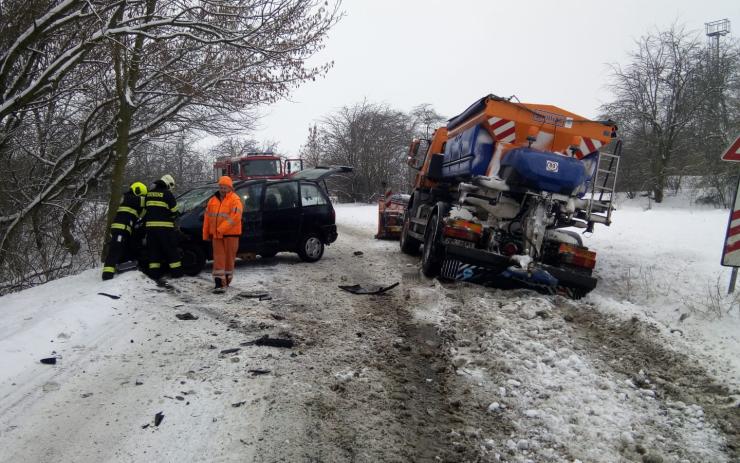 AKTUÁLNĚ OBRAZEM: U Blšan se srazilo auto se sypačem, jeden zraněný