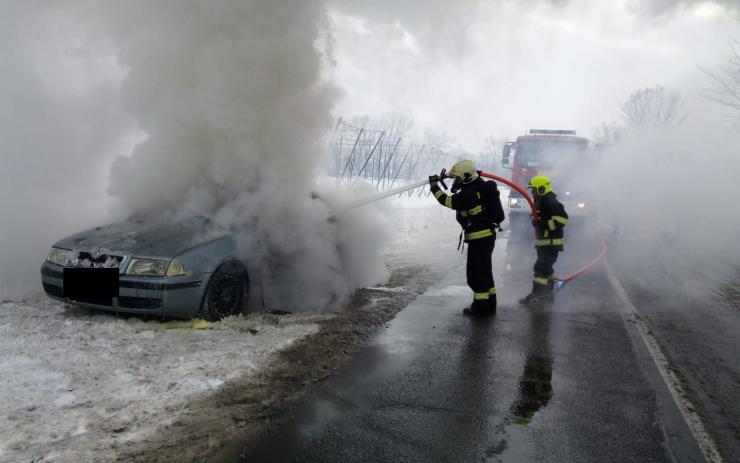 OBRAZEM: U Loun začalo hořet auto, jeho posádka měla velké štěstí