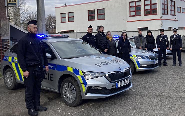 Policisté v Lounech uctili památku obětí trestných činů majáky a minutou ticha