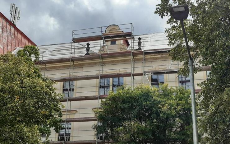 Oprava střechy na žatecké základce se prodraží. Dřevomorka škodila víc, než se předpokládalo