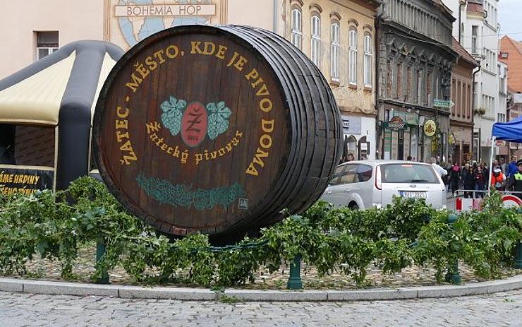 Symbol chmelnice, pivovarský sud. Další dvě okružní křižovatky v Žatci dostanou novou podobu