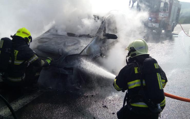 FOTO: Auto začalo hořet! Plameny ho zcela zničily