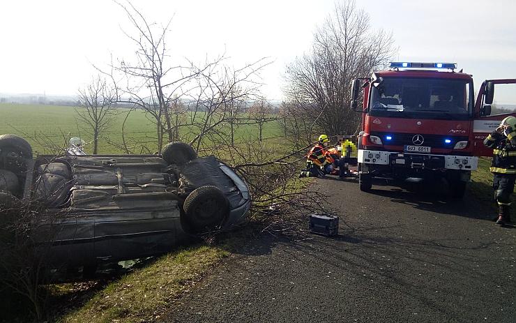 OBRAZEM: Auto u Dobroměřic skončilo na střeše! Takto to vypadalo na místě nehody