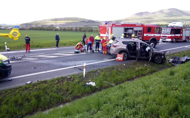 AKTUÁLNĚ: Vážná nehoda u Dobroměřic! Ke střetu auta s kamionem spěchal záchranářský vrtulník