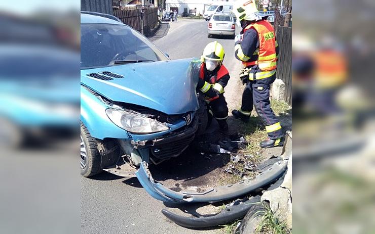 FOTO: Auto na Lounsku narazilo do plotu, zraněného vzali do péče záchranáři