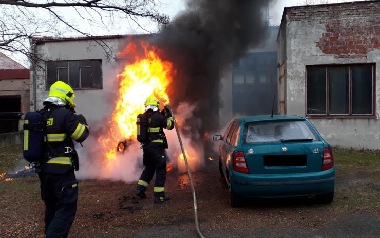 OBRAZEM: Auto zaparkované u polikliniky se ocitlo v plamenech! Požár zasáhl i vedle stojící vůz