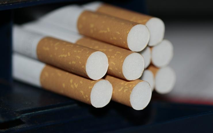 Zloděj v Žatci nadělal kvůli krabičce cigaret škodu za pět tisíc korun