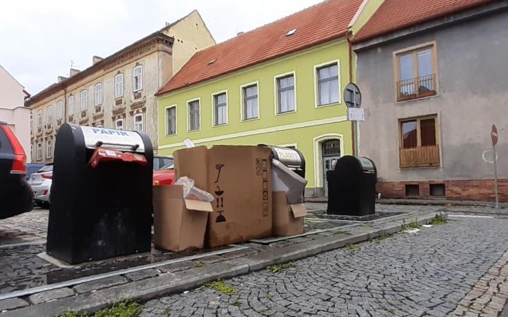 Žatec řeší neustálý nepořádek u kontejnerů v Poděbradově ulici. Pozor, jde o přestupek!