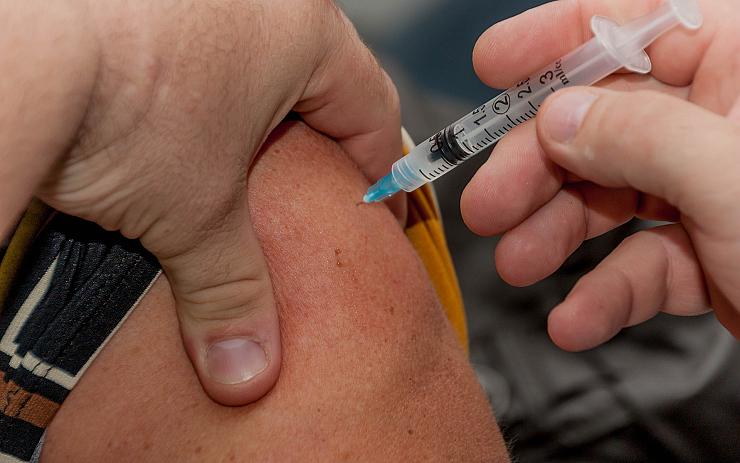 V Česku už bylo podáno 4,5 milionu vakcín. Očkování přesto postupuje pomalu, míní polovina lidí