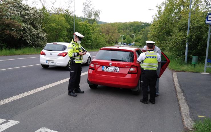 Lidé se v autech nepoutali, děti neměly vhodné sedačky. Policisté při akci na Lounsku rozdávali pokuty 