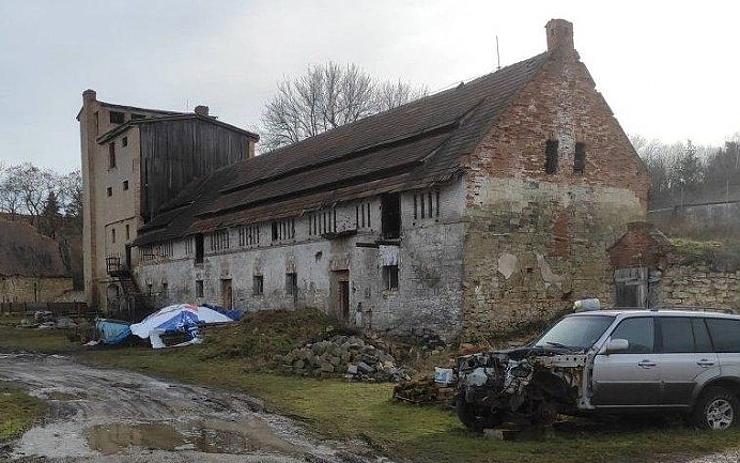 V Tatinné začal úklid místního statku, radnice ho chce nechat opravit