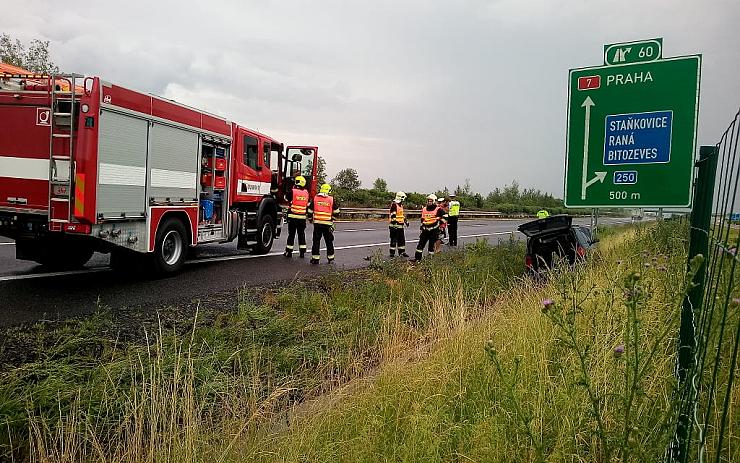 PRÁVĚ TEĎ: Nehoda na dálnici na Prahu. Řidič sjel ze silnice a narazil do značky