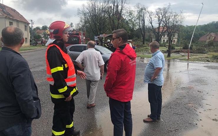 FOTO: Hejtman Jan Schiller navštívil obce na Lounsku zasažené ničivou bouří. Přijel i premiér Andrej Babiš