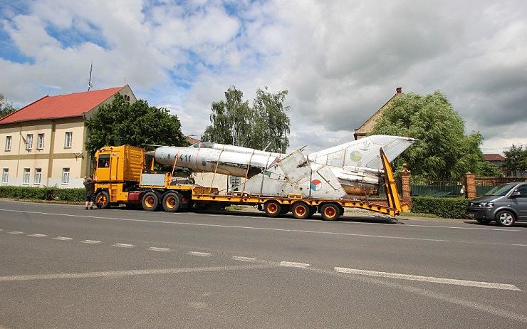 OBRAZEM: Bezděkovské muzeum získalo Mig-21, nadšenci letoun převezli na Macerku z Kbel