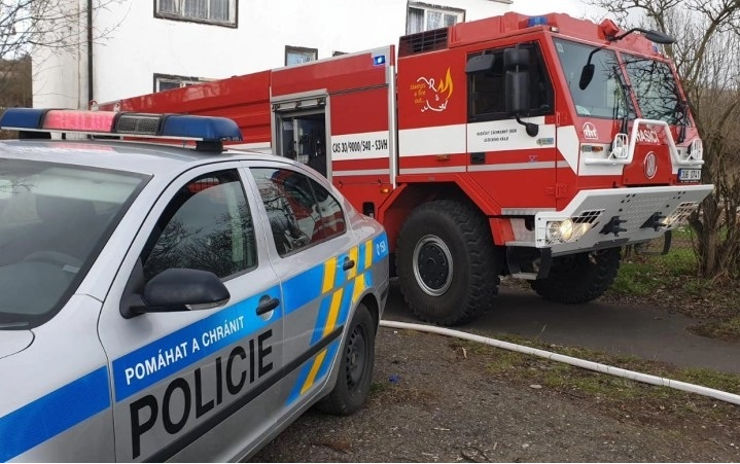 AKTUÁLNĚ: Policisté a hasiči zasahují u dopravní nehody u Podbořan, srazily se tu dva osobáky