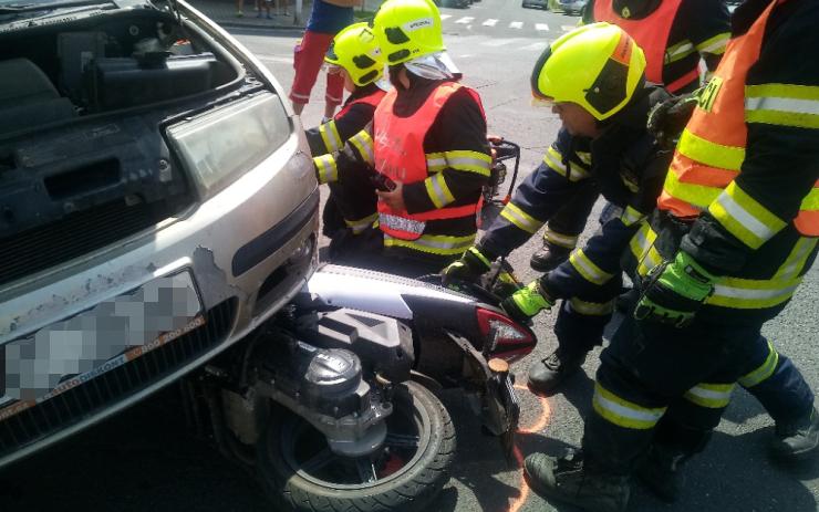 AKTUÁLNĚ OBRAZEM: Nehoda v Postoloprtech! Motorka skončila po srážce zaklíněná pod autem