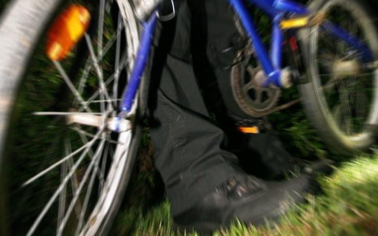 Zpitý cyklista se neudržel na kole a boural. Překvapení přišlo, když se podívali do jeho batohu!