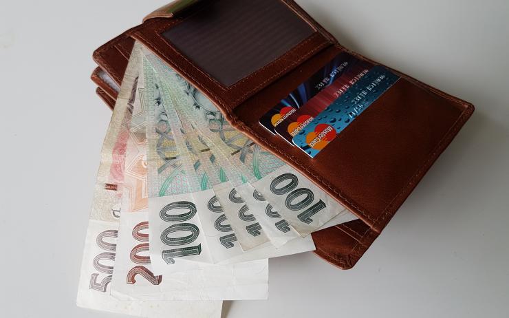 Policisté v Žatci žádají veřejnost o pomoc: Viděl někdo krádež peněženky?