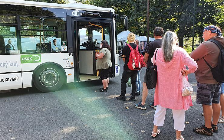 FOTO: O očkovací autobus na lounském výstavišti byl zájem, pro vakcínu si přišly desítky lidí