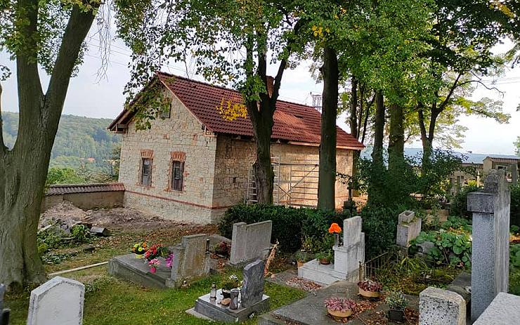 V Horním Ročově se pustili do oprav márnice a hlavního hřbitovního kříže