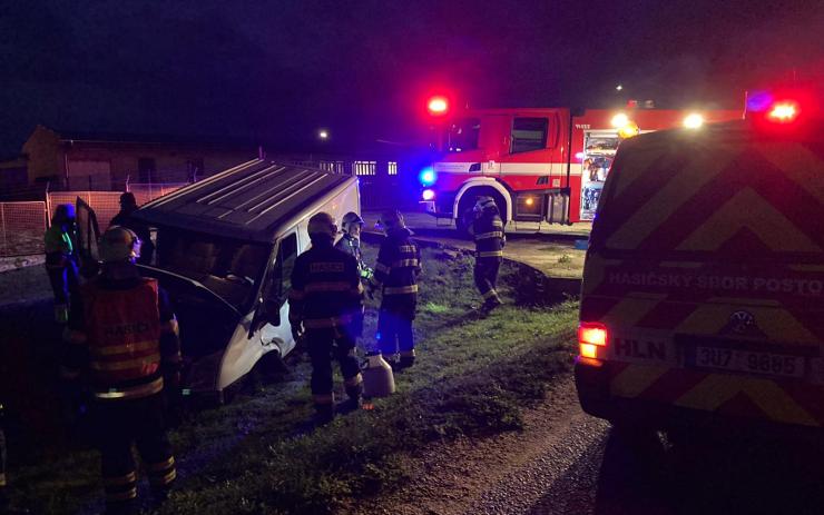 FOTO: U Lišan ráno bourala dodávka, řidič skončil v péči záchranářů