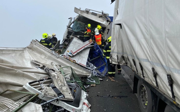 Tragická srážka kamionů na dálnici! Viník od nehody ujel, policie hledá svědky