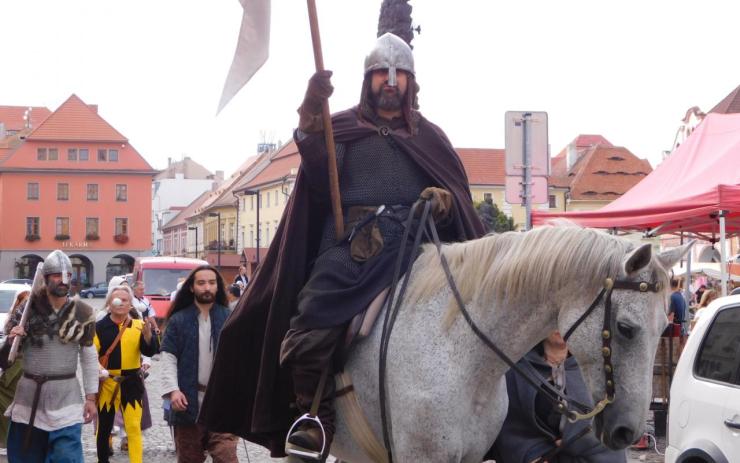FOTO: Náměstí v Žatci zaplnily stovky lidí, sledovali příjezd svatého Václava na bílém koni