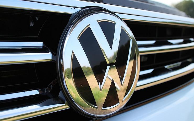 Auto na průtahu Žatcem srazilo chodce! Policie hledá osádku z tmavého Volkswagenu