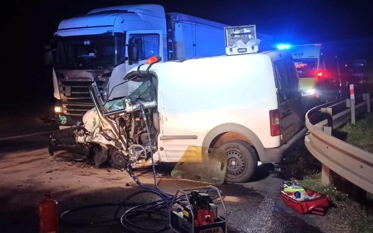 Vážná nehoda dodávky s kamionem u Blatna uzavřela silnici, hasiči vyprošťovali zraněného