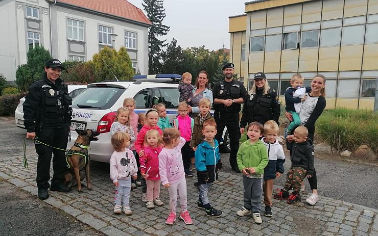 FOTO: Strážníci ze Žatce navštívili školičku Sedmikráska, dětem budou přibližovat práci policejních složek