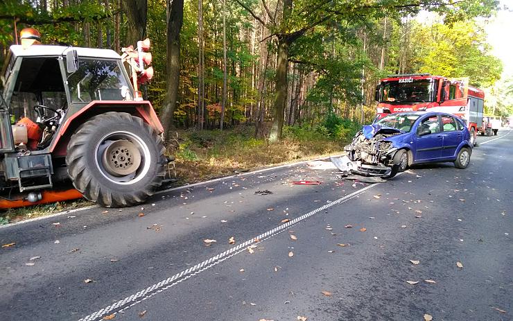 AKTUÁLNĚ: Drsná srážka auta s traktorem na Žatecku! K nehodě jela záchranka